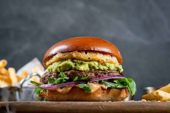 המבורגר ותוספות - הכשרה של שגב בנתניה // צילום: אסף קרלה